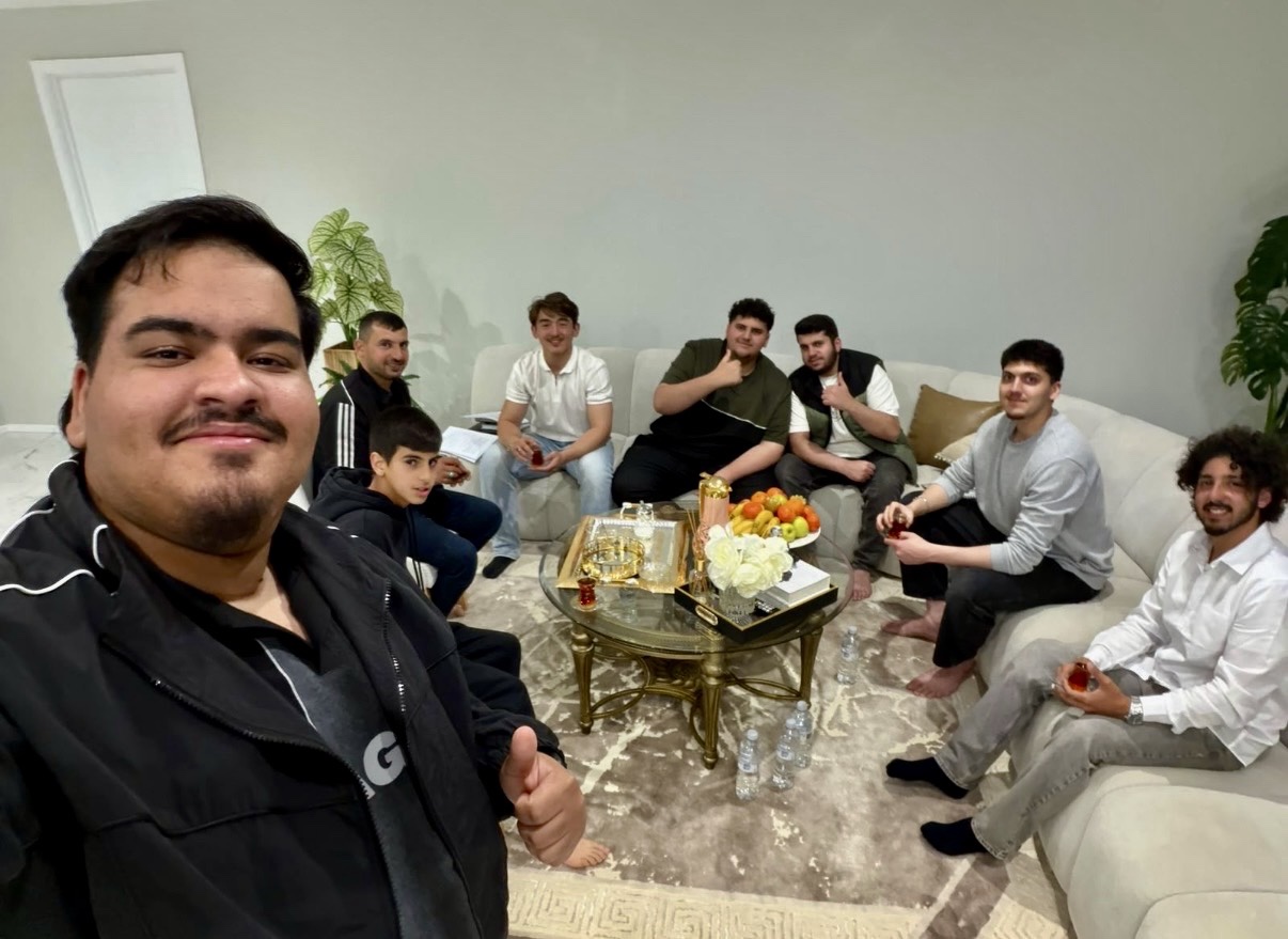 A group photograph during Hammood’s visit to Hussam Saraf’s home.