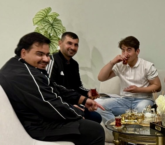 Hammood visiting Hussam Saraf’s home, sharing tea and conversation.