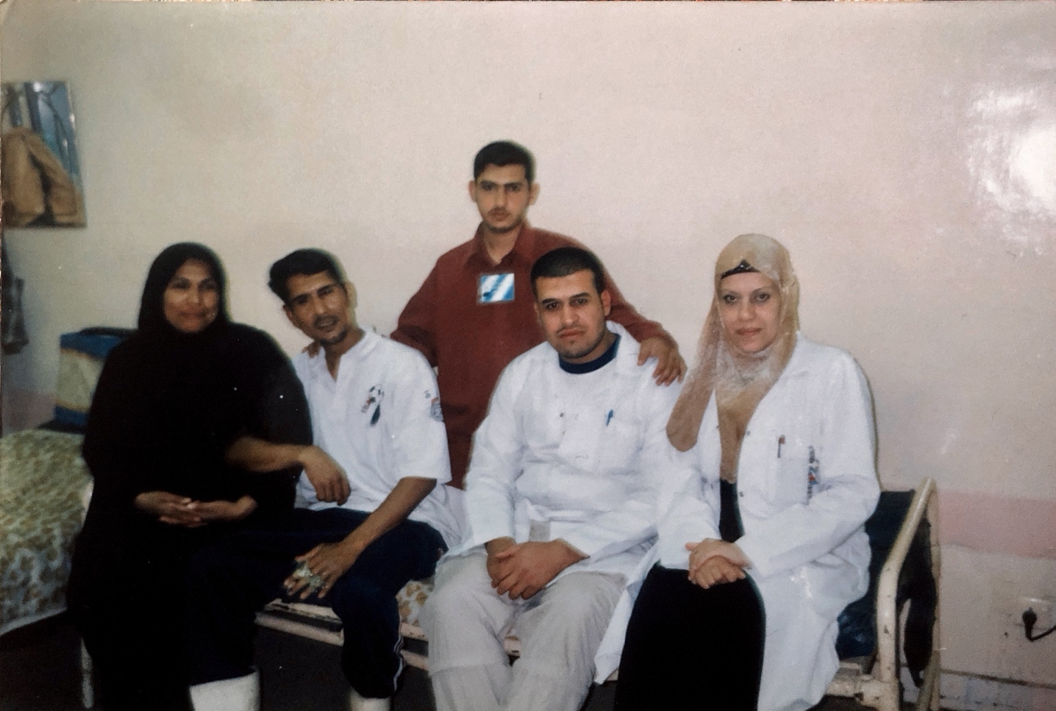 مع مجموعة من الكوادر الطبية في المستشفى. مستشفى الحكيم، بغداد. من فترة العمل ٢٠٠٨–٢٠٠٩.