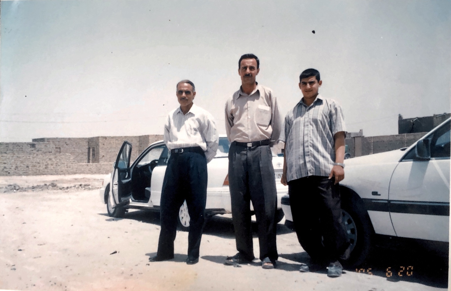 حسام الصراف مع الأستاذ صاحب الصيهود وأحد الأساتذة في إعدادية الحمزة للبنين في أحد أيام الامتحانات الوزارية للسادس الإعدادي، ٢٠ يونيو ٢٠٠٥.