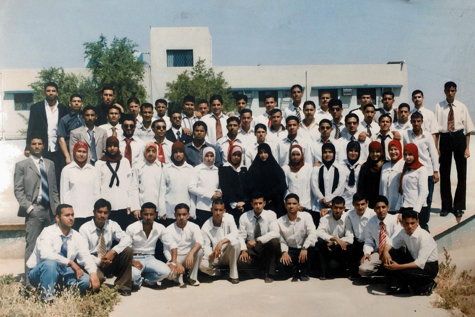 صورة جماعية أخرى لخريجي قسم صحة المجتمع يوم التخرج، أمام أحد مباني المعهد التقني في الديوانية.