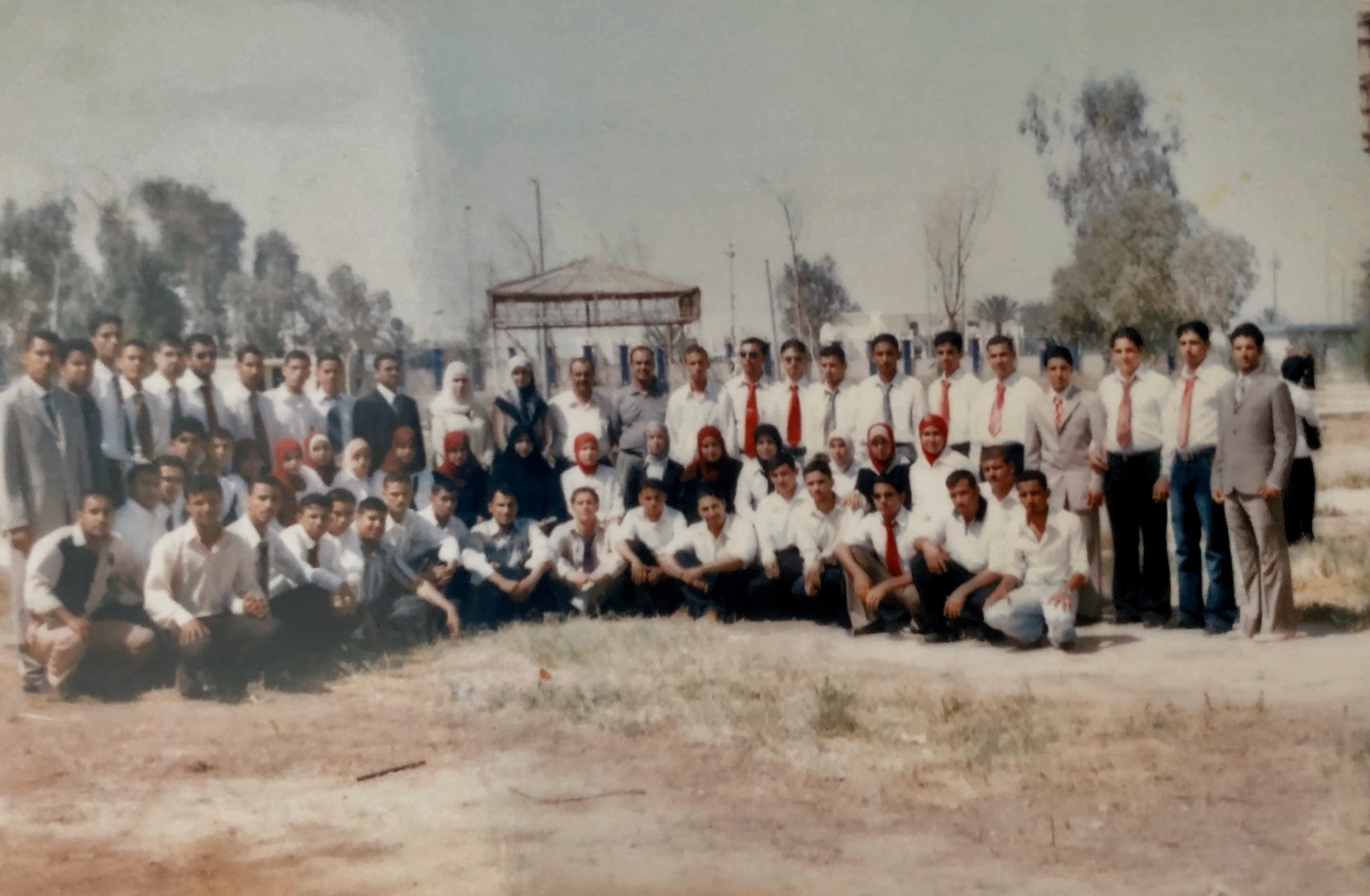 صورة جماعية لحسام الصراف مع زملائه والكادر التدريسي لقسم صحة المجتمع في المعهد التقني في الديوانية يوم التخرج.