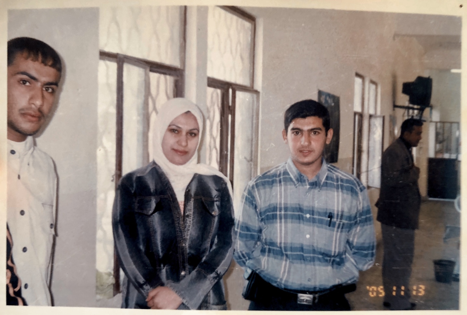 حسام الصراف مع الأستاذة الدكتورة إيناس كريم، مديرة قسم صحة المجتمع في المعهد التقني الطبي في الديوانية، في ١٣ نوفمبر ٢٠٠٥.